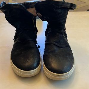 Miz Mooz athletic bootie size 40 (9.5) black suede zipper snap awesome for all